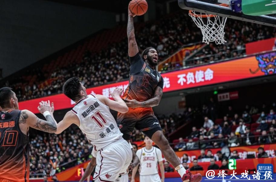 罚单频发酿成困境，克里斯成裁判“公敌” 山东高速男篮客场之路愈发艰难